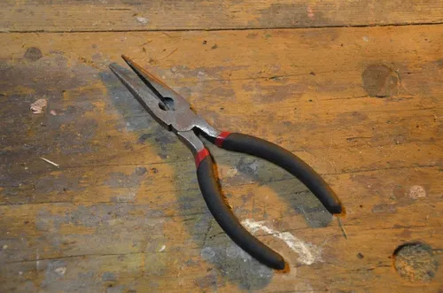 A photo of snipe nose pliers